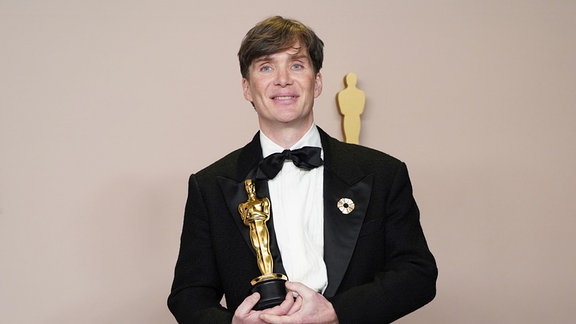 Cillian Murphy posiert im Presseraum mit dem Preis für die beste Leistung eines Schauspielers in einer Hauptrolle für "Oppenheimer" bei der Oscar-Verleihung.
