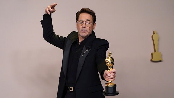 Robert Downey Jr. posiert im Presseraum mit dem Preis für die beste Leistung eines Schauspielers in einer Nebenrolle für "Oppenheimer" bei der Oscar-Verleihung