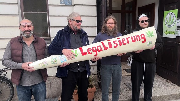 Mitglieder des Cannabis-Social-Clubs in Berlin feiern mit einem Riesenjoint