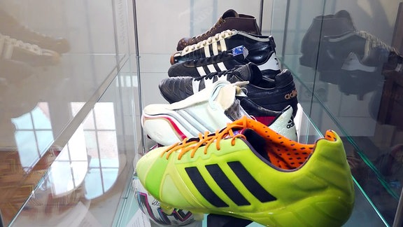 Fußballschuheverschiedener Ären von adidas im Museum