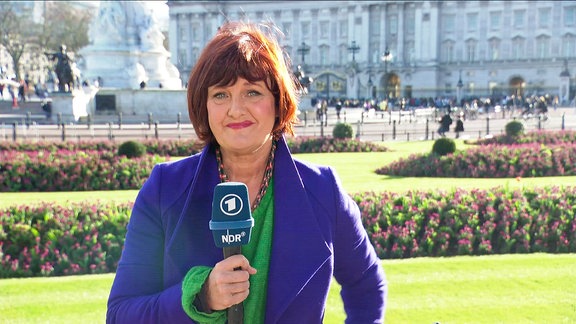 Eine Reporterin vor dem Buckingham Palace