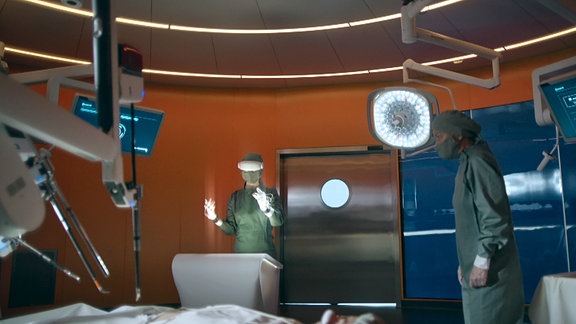 Filmszene: Charite - Ärzte in futuristischem OP-Saal