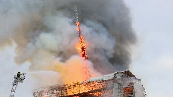 Feuerwehr beim löschen eines Turms