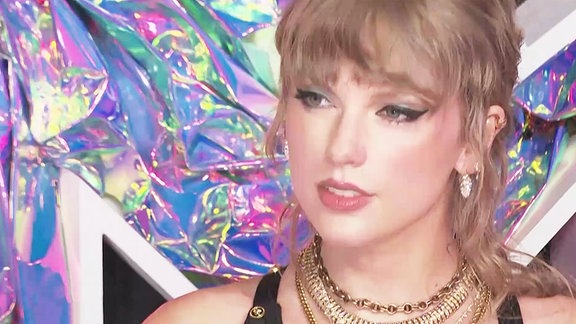 Die Sängerin Taylor Swift posiert vor der Kamera.