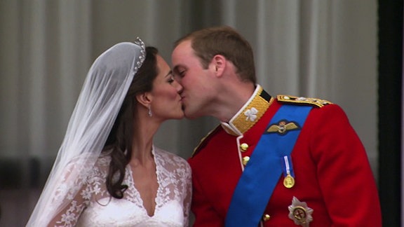 Charles und Kate küssen sich.