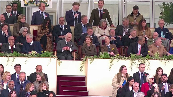 König Charles sitzt im Publikum.