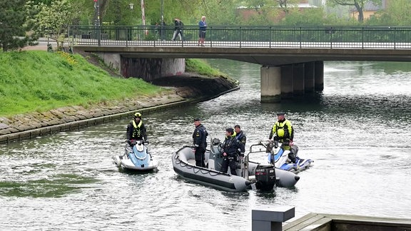 Polizei auf dem Wasser in Booten