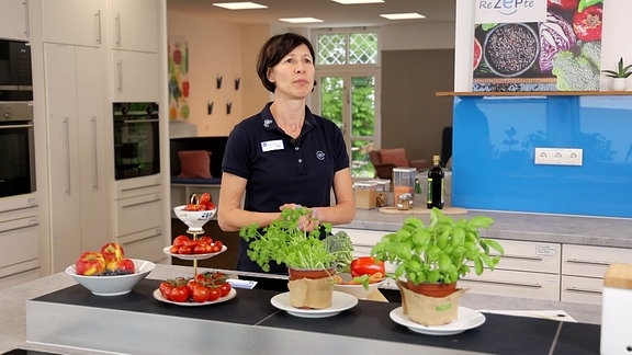 eine Frau vor gesunden Essen