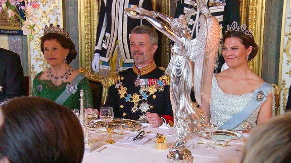 Mitglieder von Königsfamilien an einem Tisch