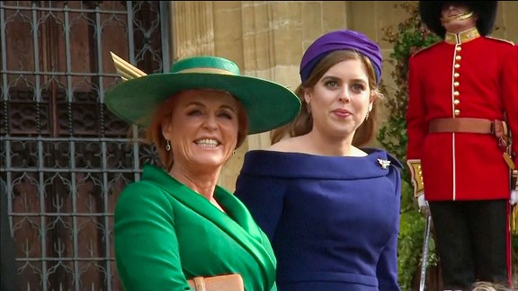 Zwei Frauen in grün und lila gekleidet