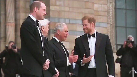 König Charles und seine Söhne Harry und William in der Öffentlichkeit