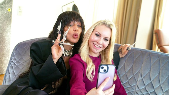Zwei Frauen machen ein Selfie
