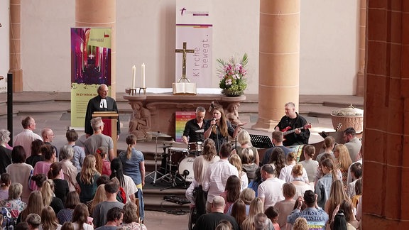 eine Band spielt in der Kirche