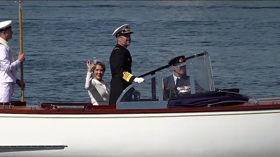 König Frederik X. und Königin Maria von Dänemark kommen in Honnorbryggen in Oslo mit dem Boot an.