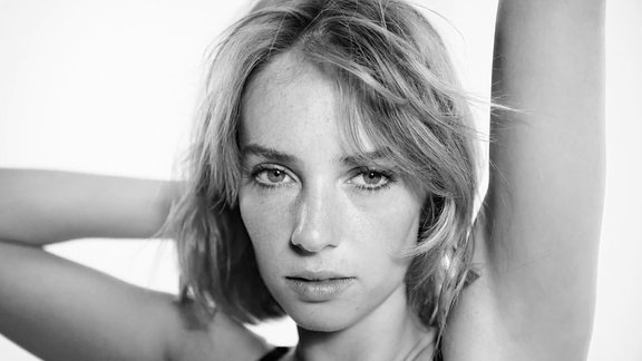 Maya Hawke bei einem Fotoshooting