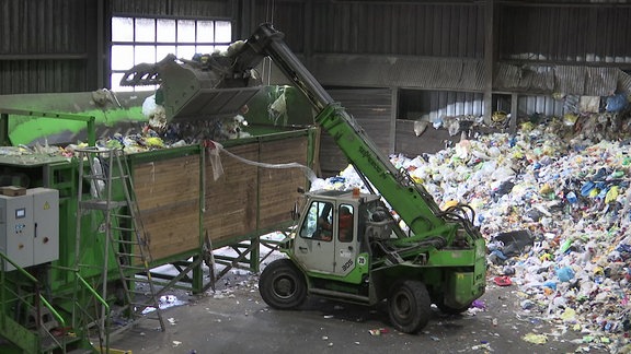 Plastikmüll wird verladen