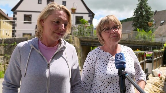 zwei Frauen im Gespräch