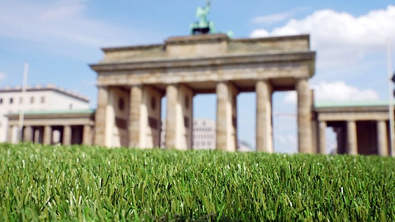 Kunstrasen vor dem Brandenburger Tor in Berlin