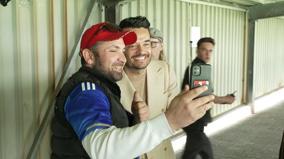 Giovanni Zarrella macht ein Selfie mit einer Person.