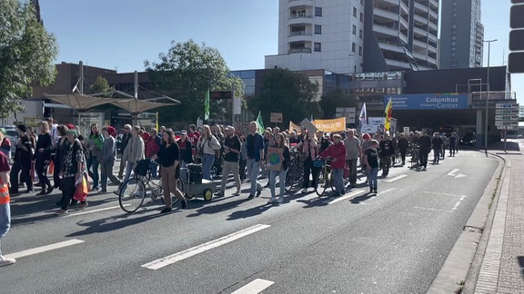 Gruppen von Demonstranten laufen die Straße entlang