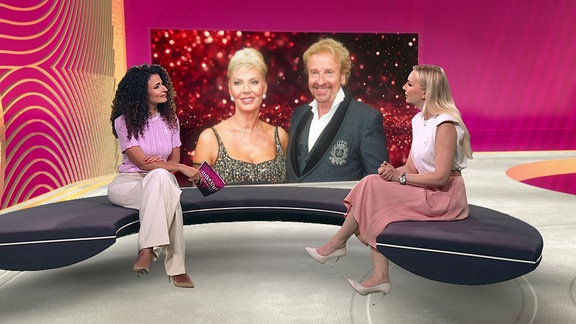 Brisant Studio mit Moderatorin und Susanne Klehn mit Bild von Thomas Gottschalk und seiner Verlobten im Hintergrund