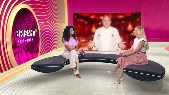 Brisant Studio mit Moderatorin und Susanne Klehn mit Bild von Alfons Schubeck im Hintergrund