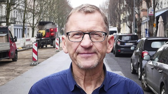 Ein Mann mit Brille