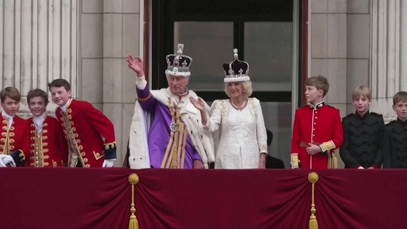 Das winkende Königspaar auf dem Buckingham Balkon.