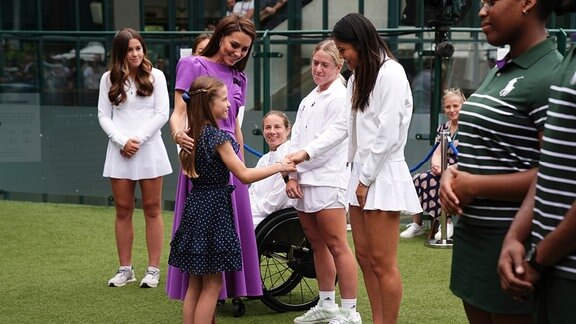 Kate, Prinzessin von Wales und Prinzessin Charlotte treffen Tennisspielerin Emma Raducanu