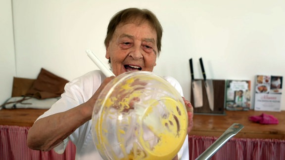 Kochoma Nonna Silvi bei der Zubereitung einer Carbonara