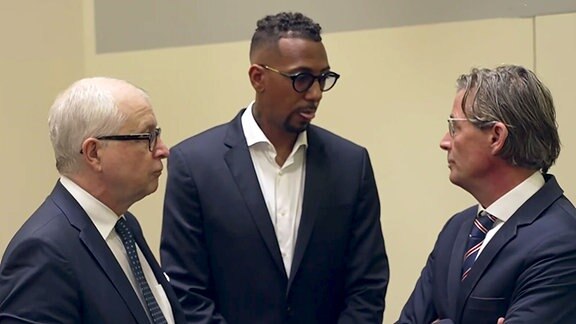 Jérôme Boateng mit seinen Anwälten im Gerichtssaal