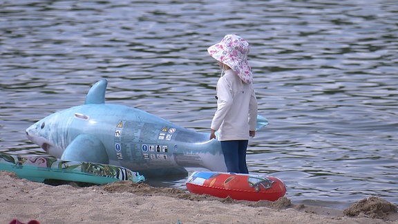 Kind am Wasser
