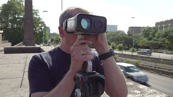 Polizist mit Laserpistole