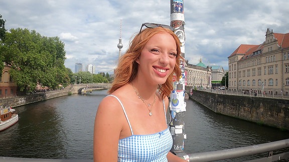 Anna Ermakova lächelt in Berlin in die Kamera. 