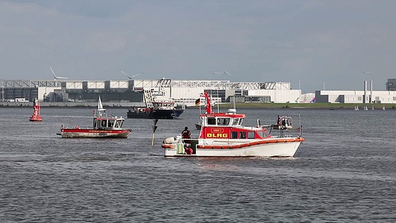 Boote der DLRG auf einem Gewässer