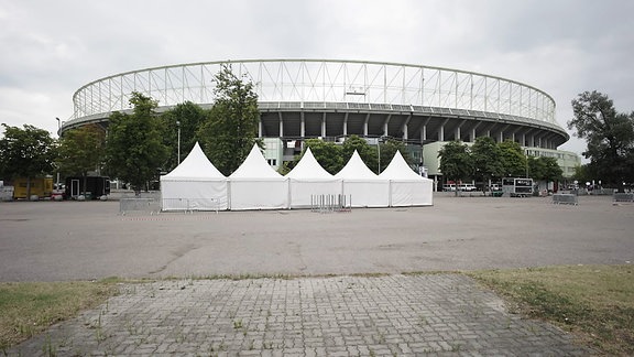 Ein leerer Stadionvorplatz
