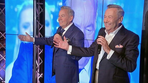 Sänger Roland Kaiser neben seinem Ebenbild als Wachsfigur.