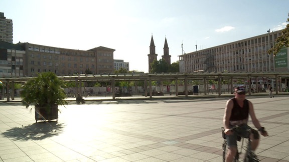 Sonnenbestrahlter Platz in Ludwigshafen.