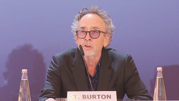 der Regisseur Tim Burton auf einer Pressekonferenz 