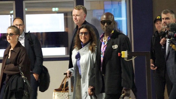 Zwei Personen kommen am Flughafen an.