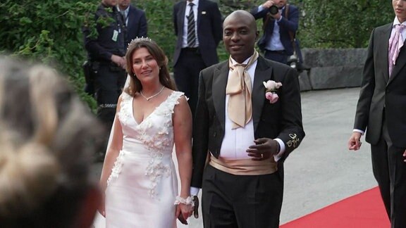 Hochzeitspaar auf rotem Teppich
