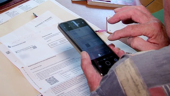 Ein Mann mit einem Smartphone