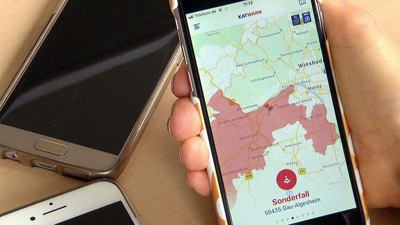 Ein Smartphone mit einem Warnhinweis