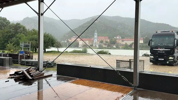 Veranstaltungsgelände unter Wasser