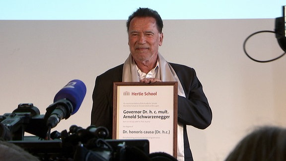 Arnie mit Ehrendoktor-Urkunde