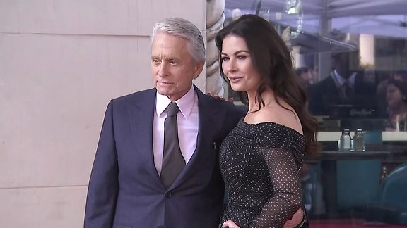 Michael Douglas und Catherine Zeta-Jones posieren für Fotograf*innen.