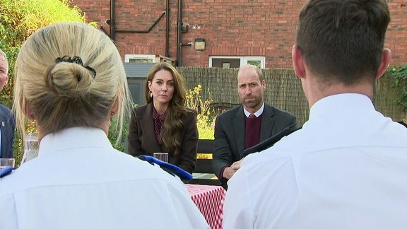 Kate und WIlliam unterhalten sich mit Rettungskräften