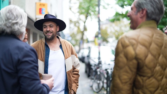 Max Mutzke unterhält sich auf der Straße