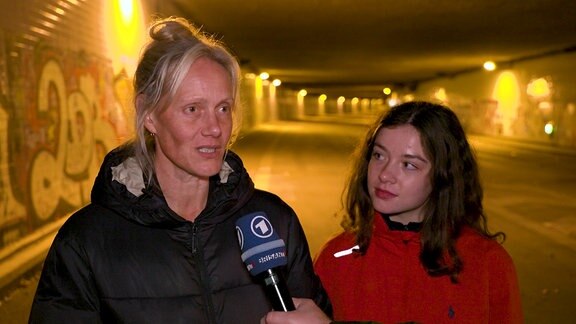 Eine Frau und ein Mädchen