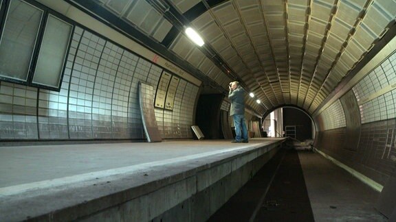 Ein Mann fotografiert in einem alten U-Bahn-Tunnel